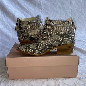 Close toed ankle height high heels